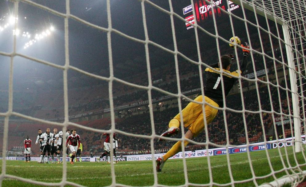 Il primo capolavoro su punizione in rossonero: è il gol del 2-0 al Parma il 15 febbraio 3013. Afp